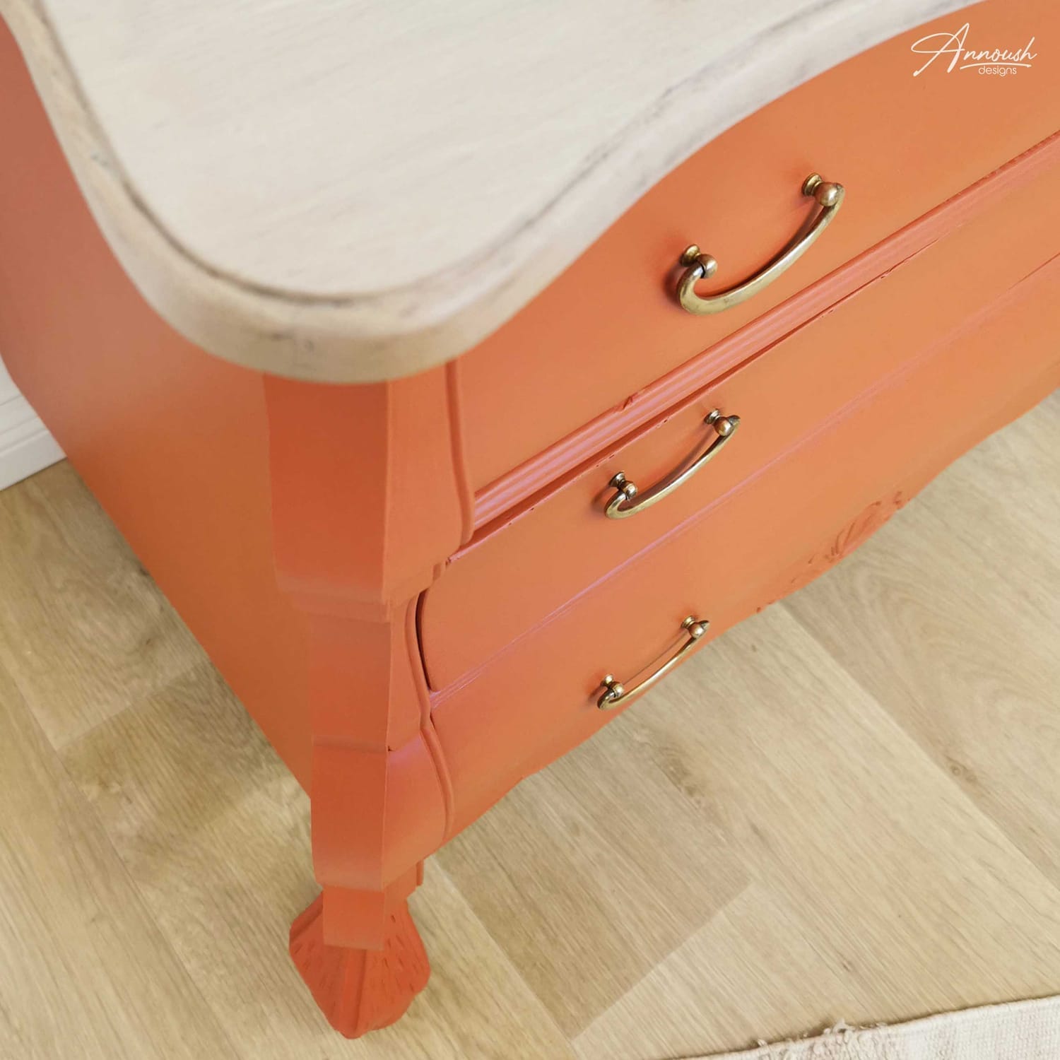 Detailansicht in das mit Boho-Tapete ausgekleidete Schubfach des Beistelltischs