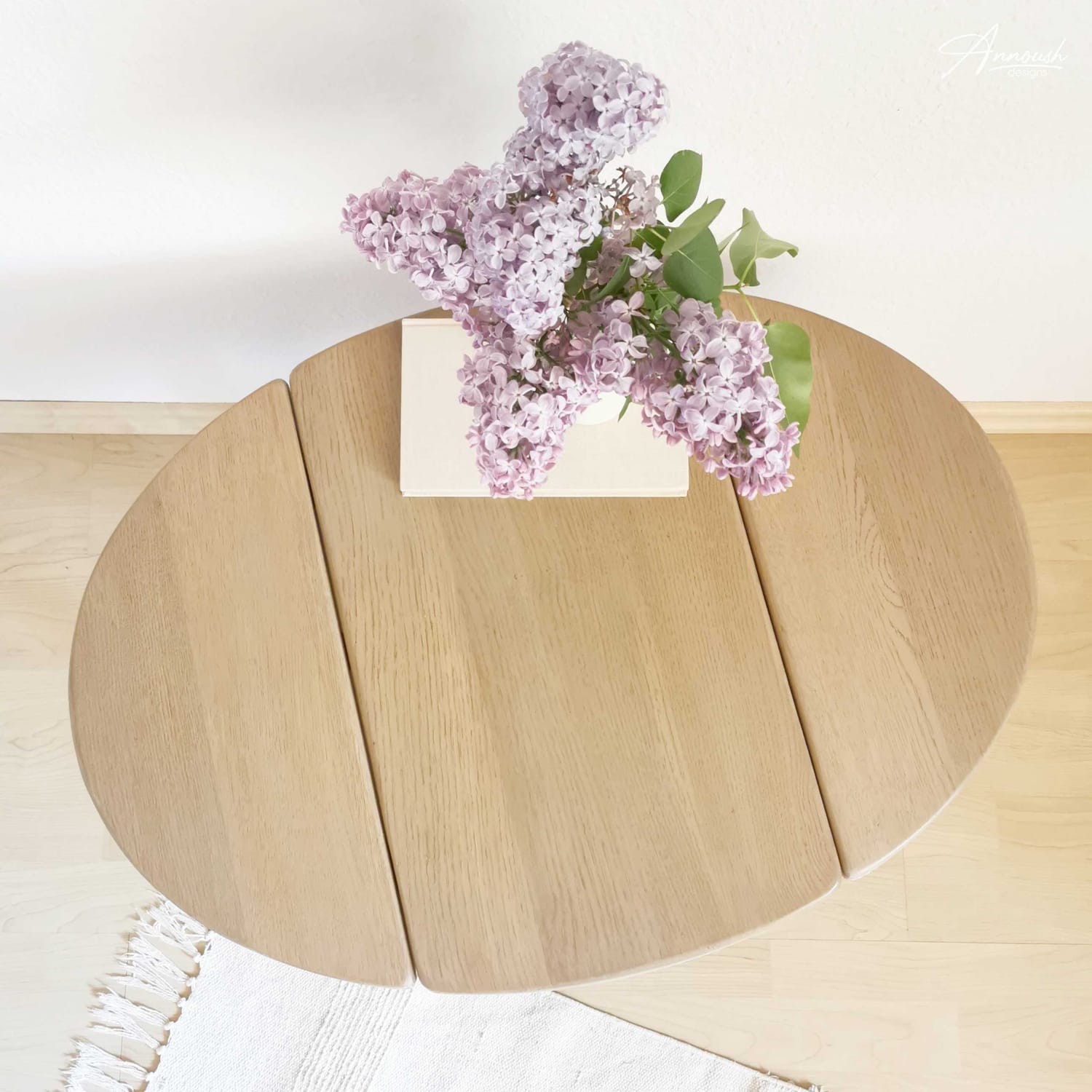 Detailansicht in das mit Boho-Tapete ausgekleidete Schubfach des Beistelltischs