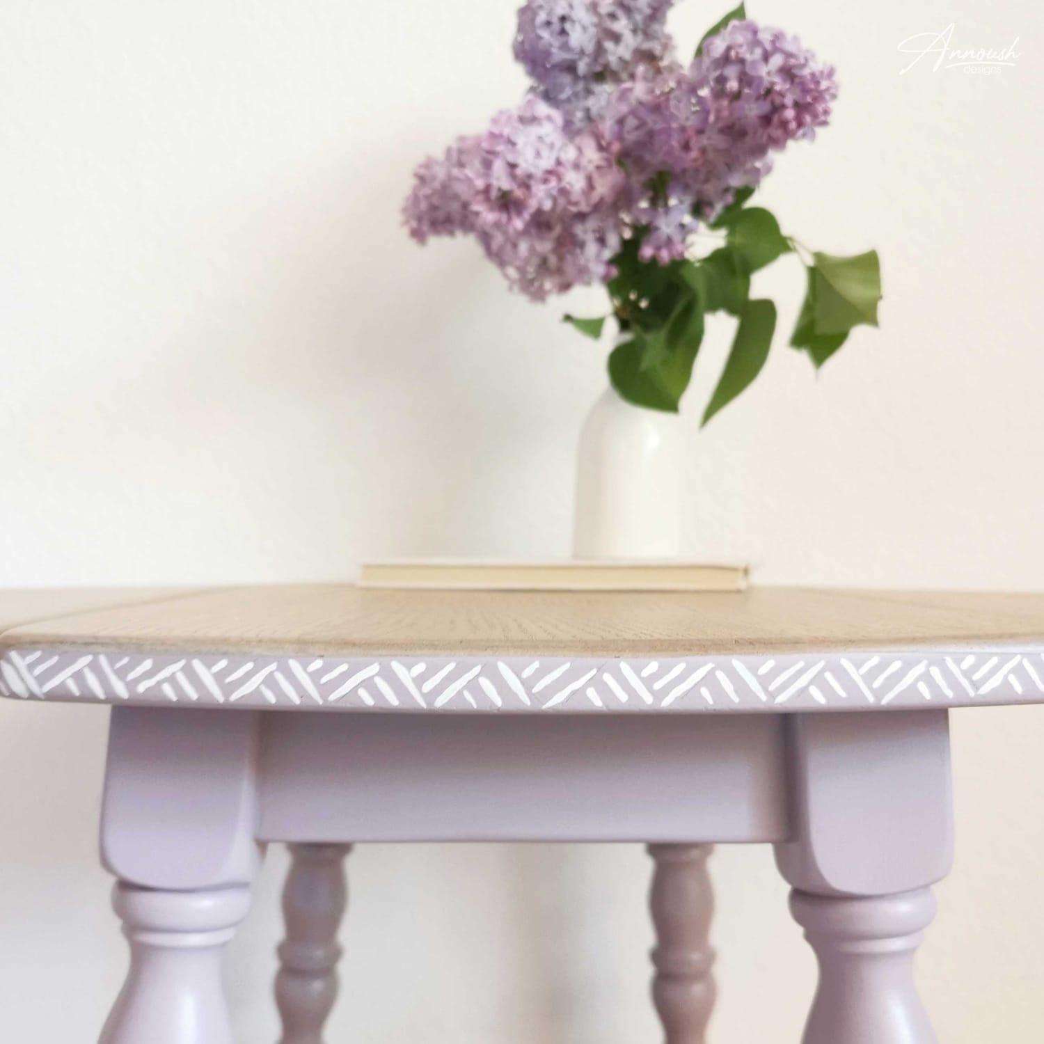 Detailansicht auf die seitliche Front eines Boho Beistelltischs, das im Farbton "Golden Hour", einem gedeckten wunderschönen Goldgelbton, gestrichen wurde. Dekoriert ist die Oberfläche mit zwei Glaskaraffen.