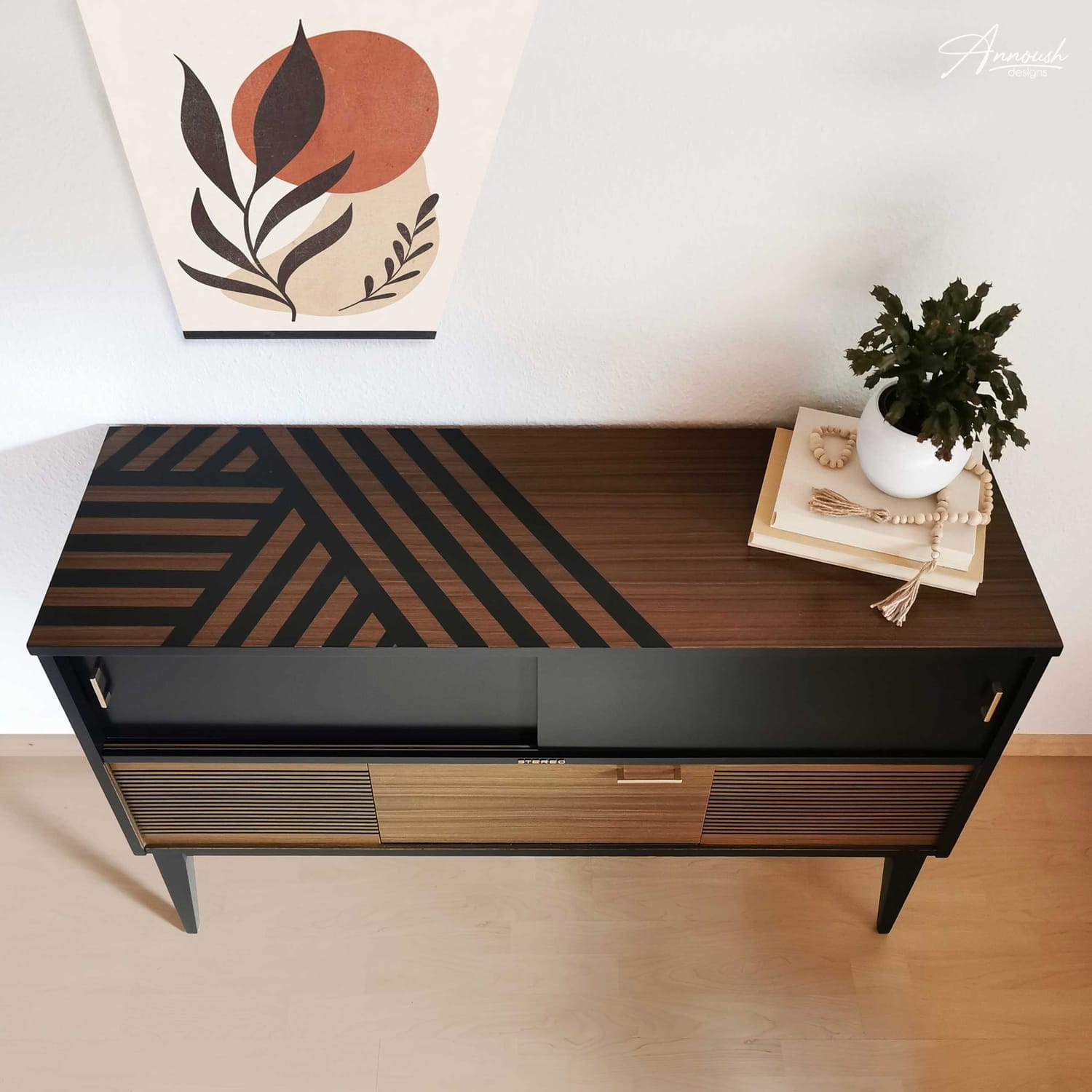 Detailansicht auf die seitliche Front eines Boho Beistelltischs, das im Farbton "Golden Hour", einem gedeckten wunderschönen Goldgelbton, gestrichen wurde. Dekoriert ist die Oberfläche mit zwei Glaskaraffen.