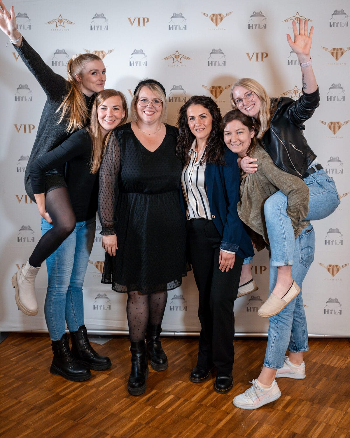 Elisa Dolezel mit ihrem HYLA Team
