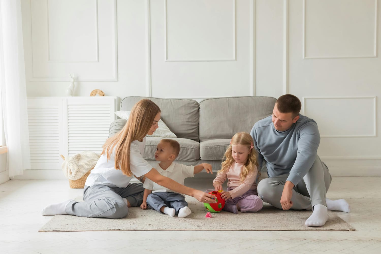Familie mit Kindern zuhause