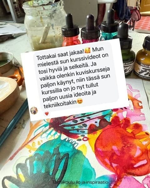 Asiakkaan palautetta akryylimustekurssista ja videoista. Kurssin videot ovat selkeät ja asiakas on saanut paljon uusia ideoita. Taustalla akryylimusteita ja värikäs harjoitustehtävä musteilla.