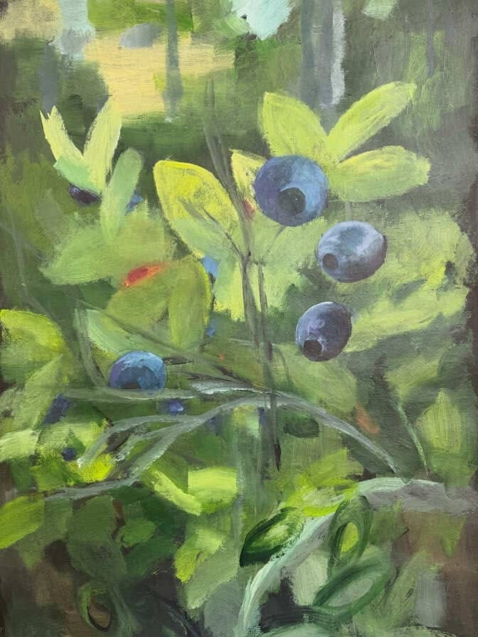 Lähikuva mustikan varvuista. Suuret mustikat ja vihreät lehdet. Akryylimaalaus lumppupaperille. Kaunis maalaus metsästä.