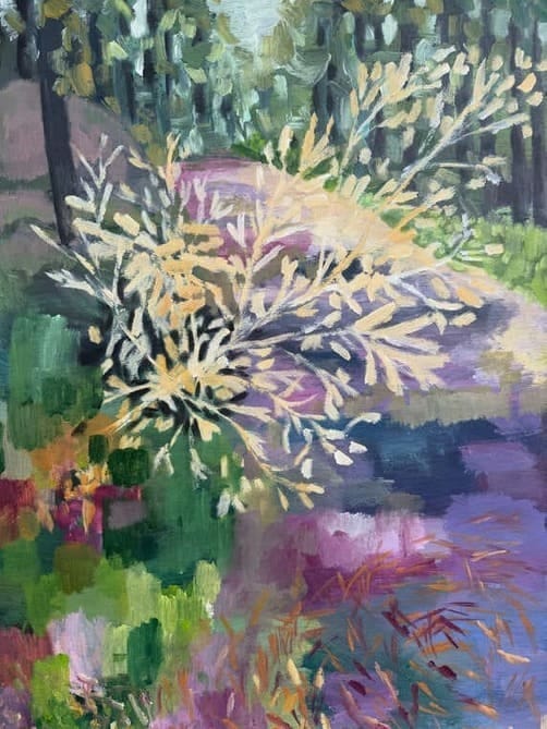 Karyylimaalaus lumppupaperille. Maalauksessa metsäpolku ja lähikuva heinästä johon osuu auringonvalo