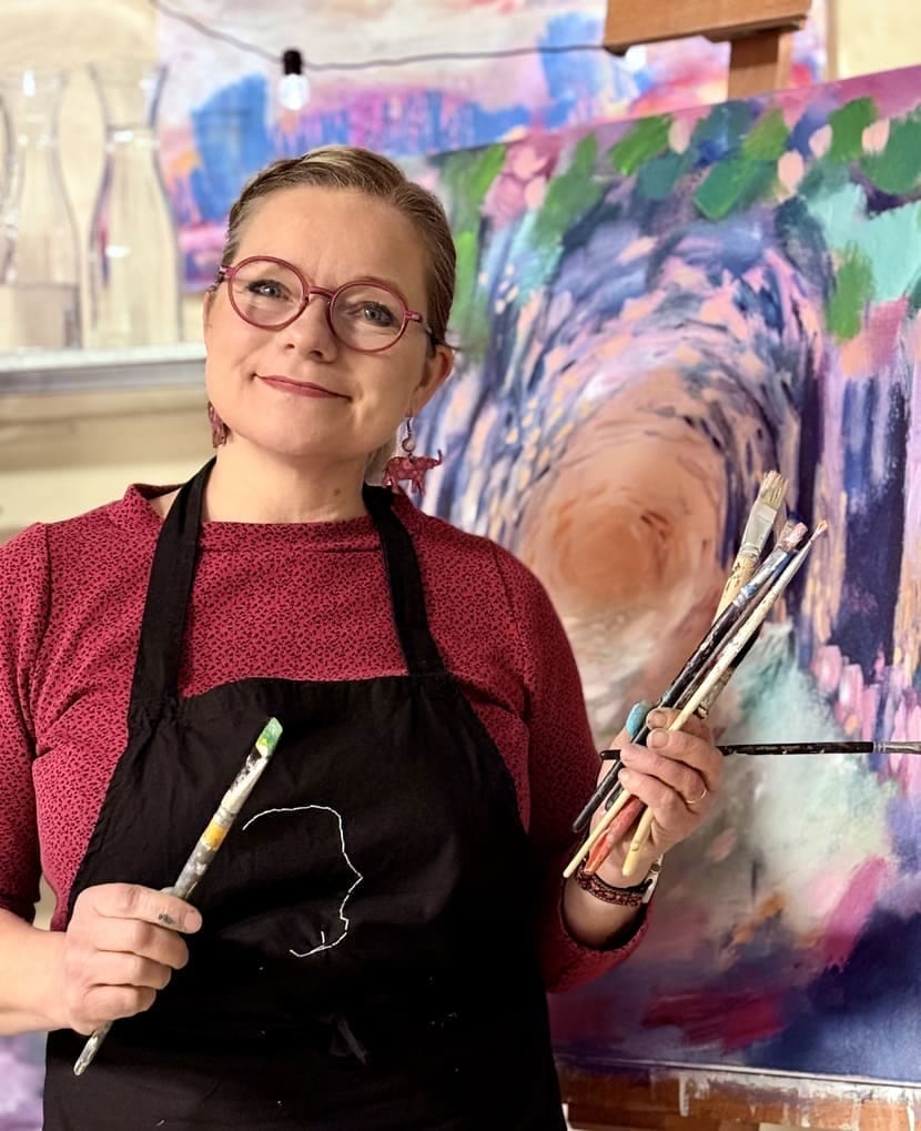 Ulla Suonio maalaa ateljeella ja on iloinen ja positiivinen