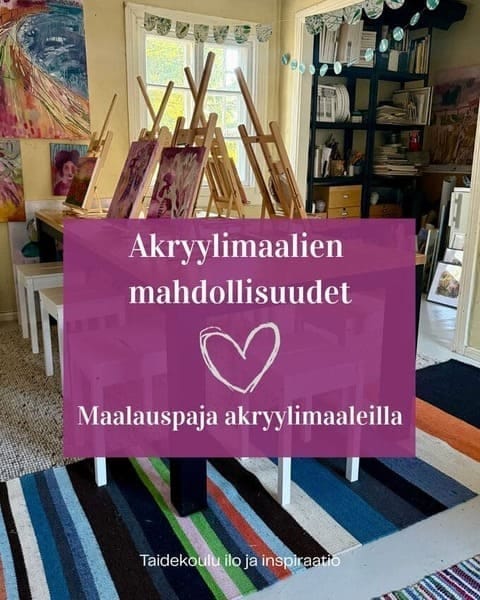 Akryylimaalien mahdollisuudet -maalauspajassa maalataan akryyliväreillä kangaspohjalle. Kuva Ateljee Hellahuoneelta