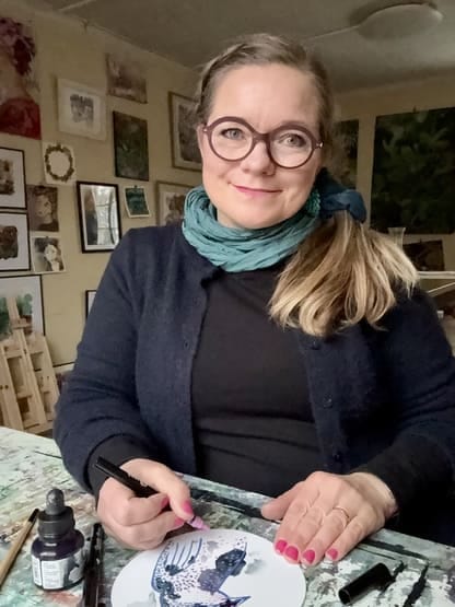 Ulla maalaa ja opettaa Ateljee Hellahuoneella Taidekoulu ilo ja inspraation taidetyöpajoissa. Maalauspajat ovat yhdessä tai yksin taiteen tekemistä ja iloista rupattelua maalauksen lomassa.