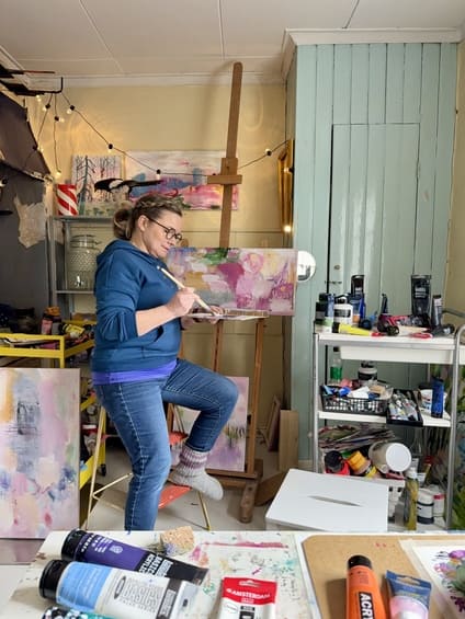 Ateljee Hellahuone, Ulla maalaamassa akryyliväreillä