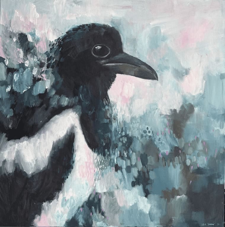 Akryylimaalaus, jossa suurikokoinen harakka ja tausta vaaleanpunaisen, turkoosin ja harmaan sävyillä. Teoksen nimi on Suojelija, koska lintu vahtii ja suojelee.