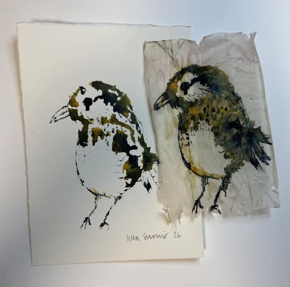 Pieni ja herkkä rastas on monotypian ja kollaasin keinoin tehty pieni lintuaiheinen taideteos.