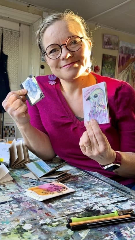 Ulla ja pienet askarrellut kirjat. Ulla opettaa videolla pienten kirjojen tekemistä. Ullan aiheena on kuvataideopetusvideo, taidekoulu, taideopetusta opettajille