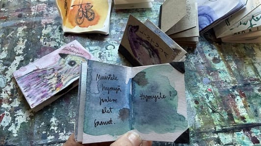 Hyvän mielen kirja, posittiivinen pieni kirja jokta tuop hyvän mielen. Sopii esim. tunnekasvatukseen koulussa.