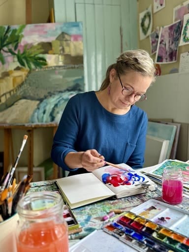 Ulla maalaa ja opettaa Ateljee Hellahuoneella Taidekoulu ilo ja inspraation taidetyöpajoissa. Maalauspajat ovat yhdessä tai yksin taiteen tekemistä ja iloista rupattelua maalauksen lomassa. Taidekoulu sijaitsee Turussa.
