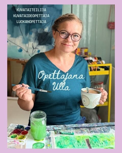 Ulla Suonio pedagogi ja taiteilija koulun käytävällä ekaluokkalaisten pääsiäistöiden edessä