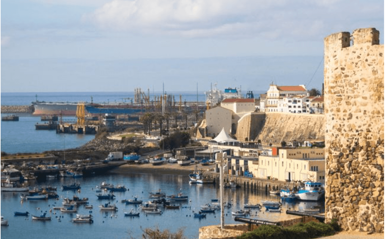 oportunidade de negócio Fica a 1h30 de Lisboa, no centro da zona histórica de Sines, junto ao Castelo, a escassos minutos da Praia Vasco da Gama.