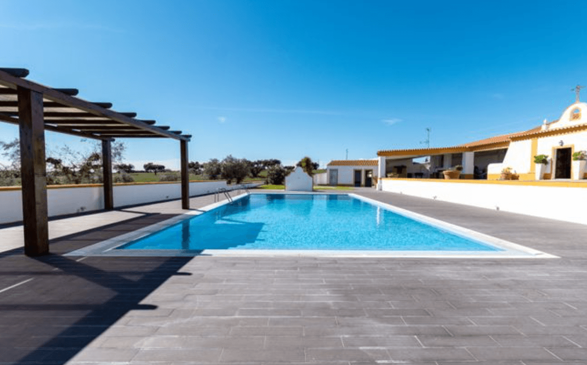 Piscina de 15 m × 7,5 m