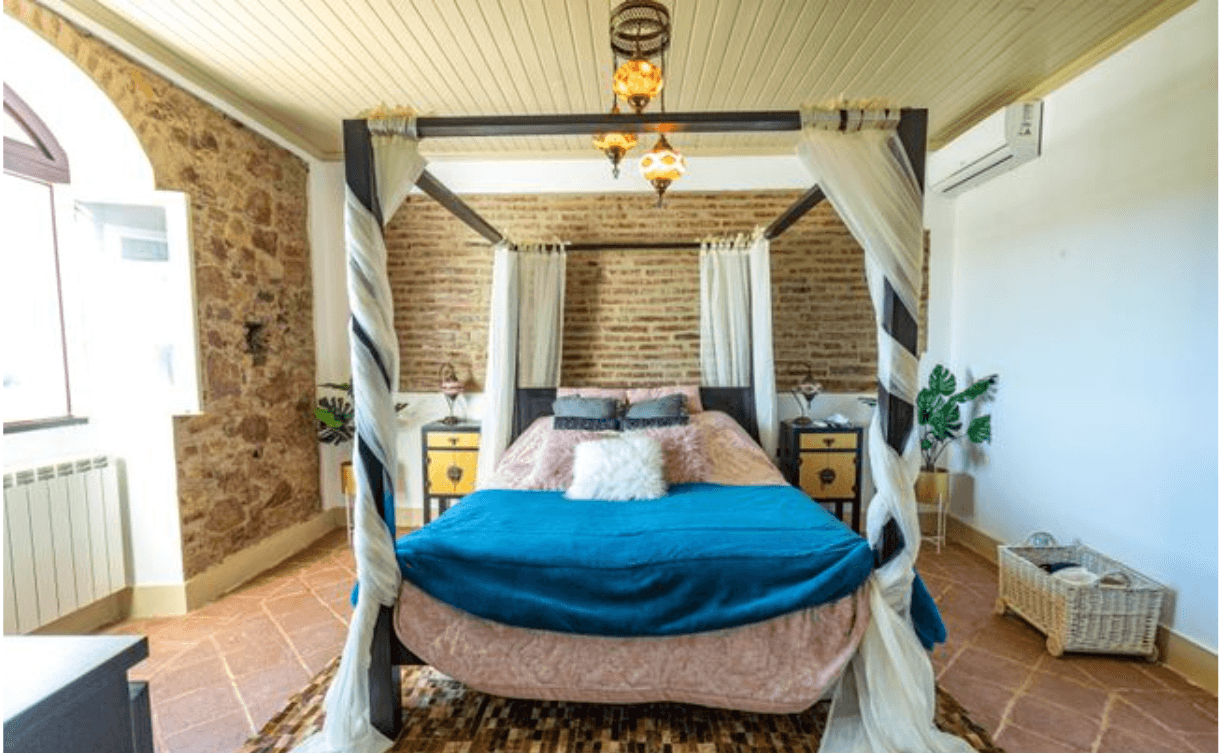 Quarto da casa principal com ar condicionado