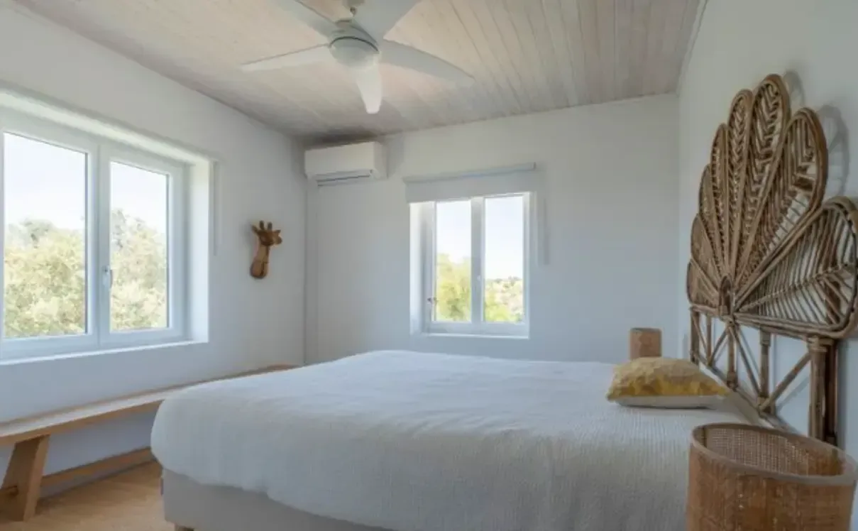 Master suite com lareira e roupeiro embutido