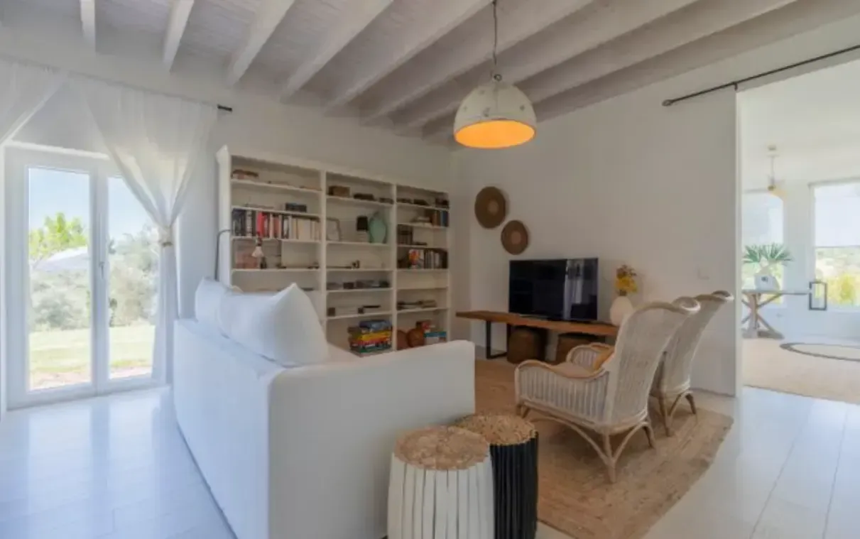 Sala de estar luminosa com decoração rústica