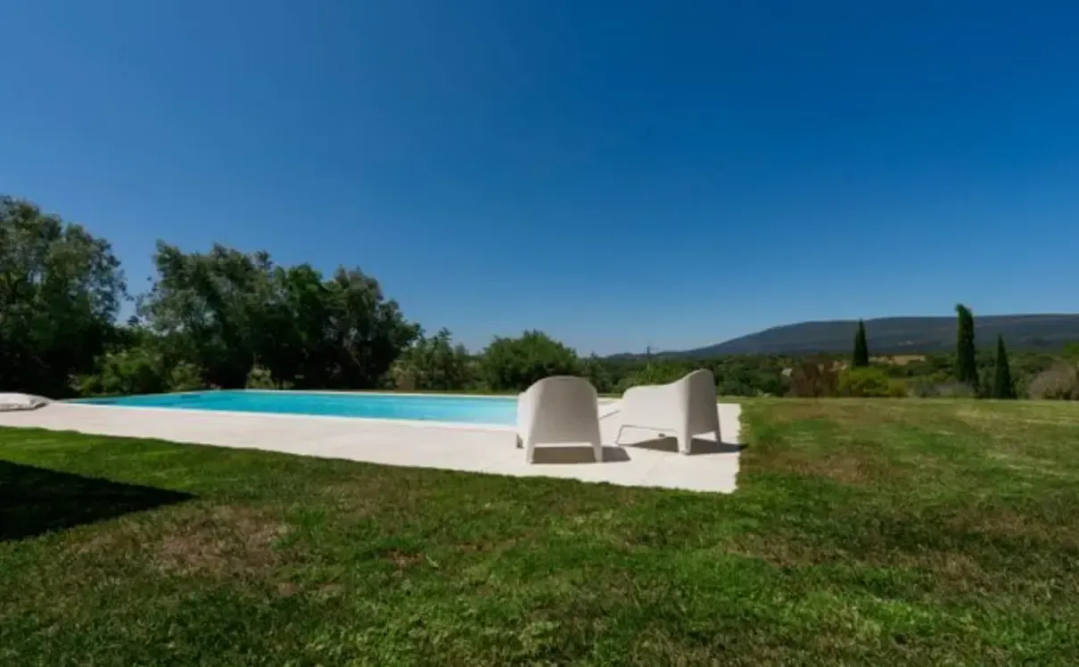 Piscina aquecida junto à casa