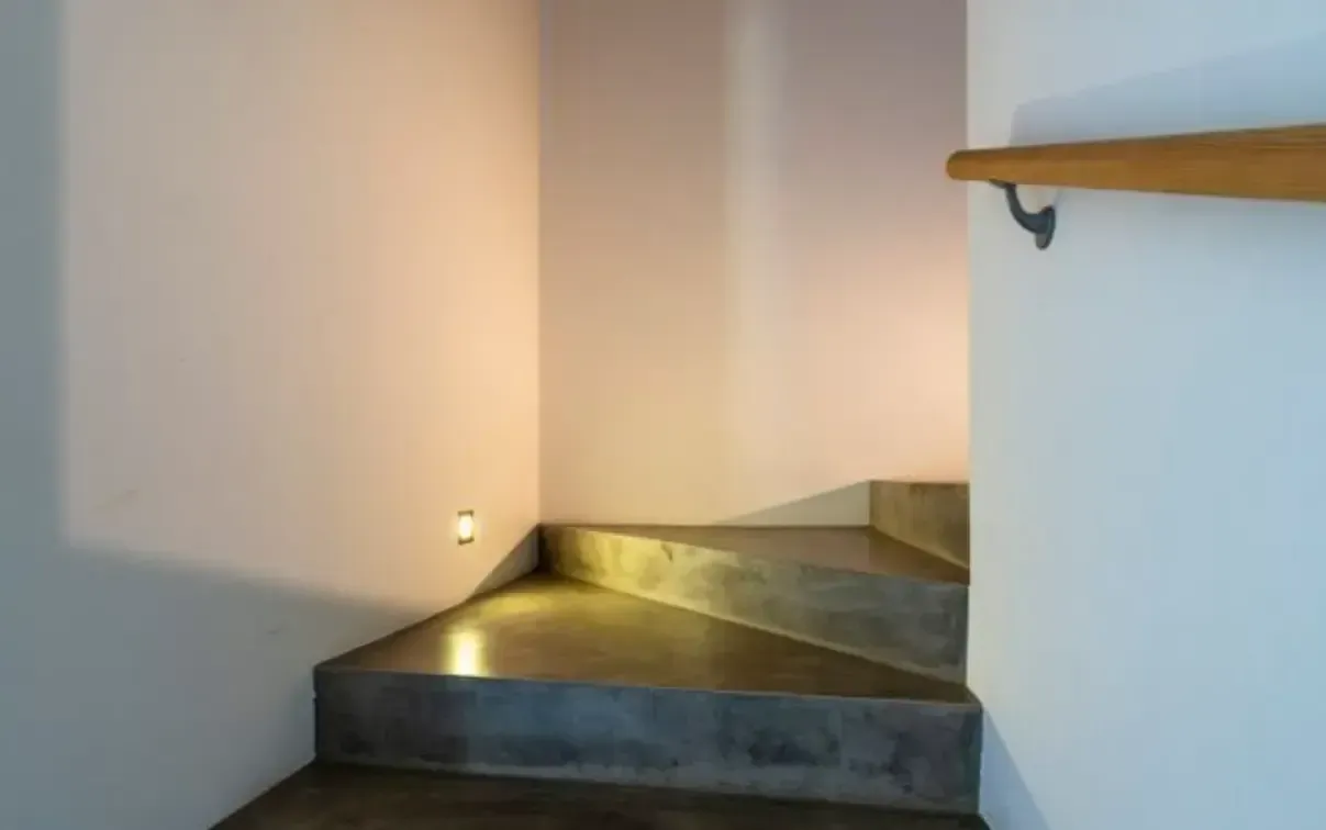Escadaria com acesso ao piso superior