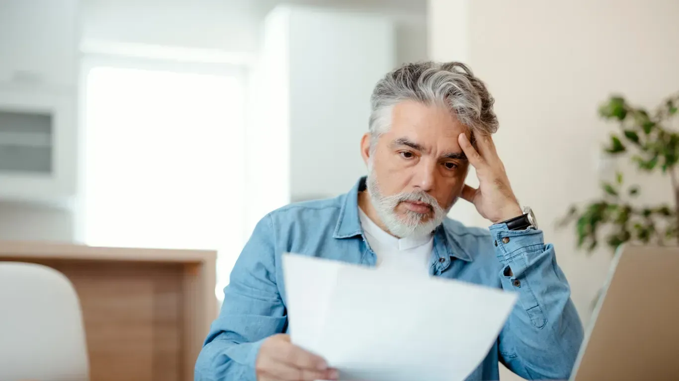 Um proprietário de quinta a analisar os custos inesperados e as despesas que podem acontecer em uma quinta em portugal