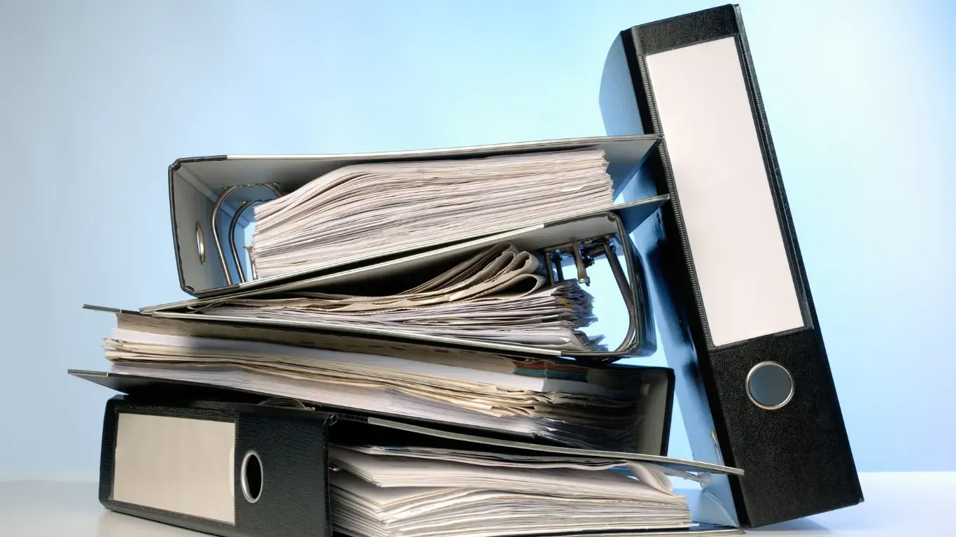 documentos em cima da mesa representando os regram, regulamentações, licenciamento e toda burocracia da vida rural em portugal