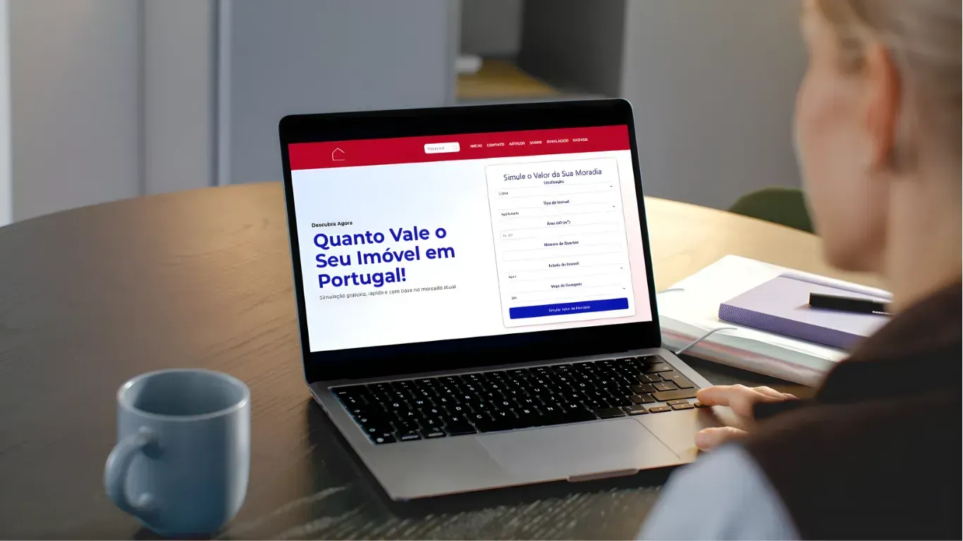 Tela de computador mostrando um simulador de imóveis com dados de avaliação de mercado.