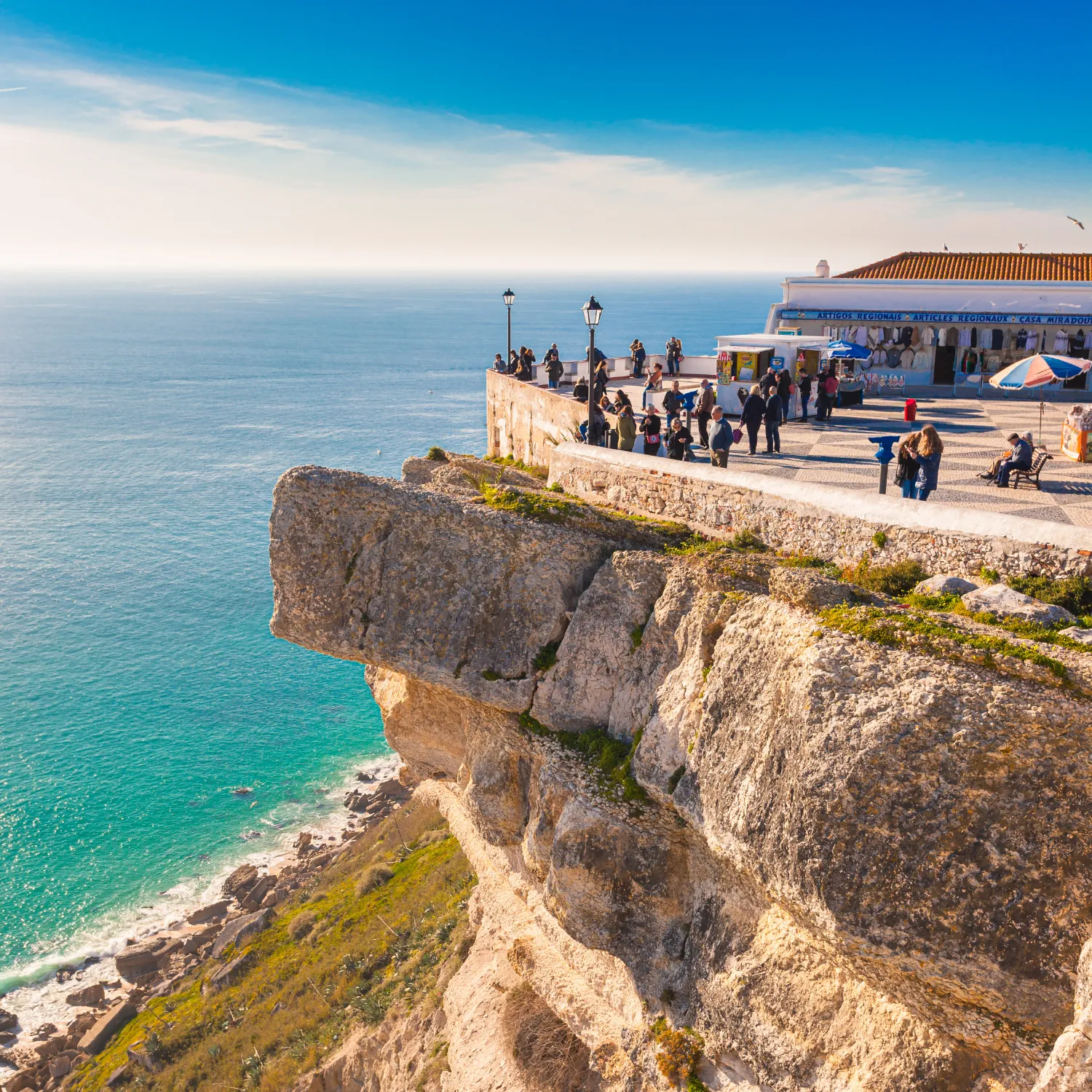 imagem de um ponto turístico em Nazaré, Portugal como opção para um passeio em em três lugares mais visitados por turistas começando por Fátima, depois Nazaré e depois Óbidos