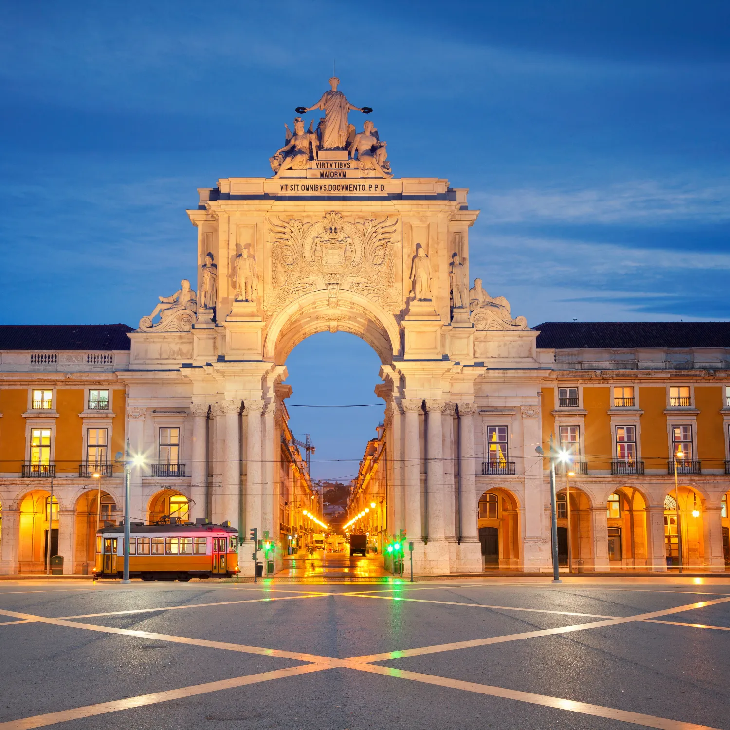 imagem da praça do comércio em lisboa representa um dos pontos turísticos mais visitados. Uma boa opção para brasileiro que chegam em lisboa e querem explorar a cidade