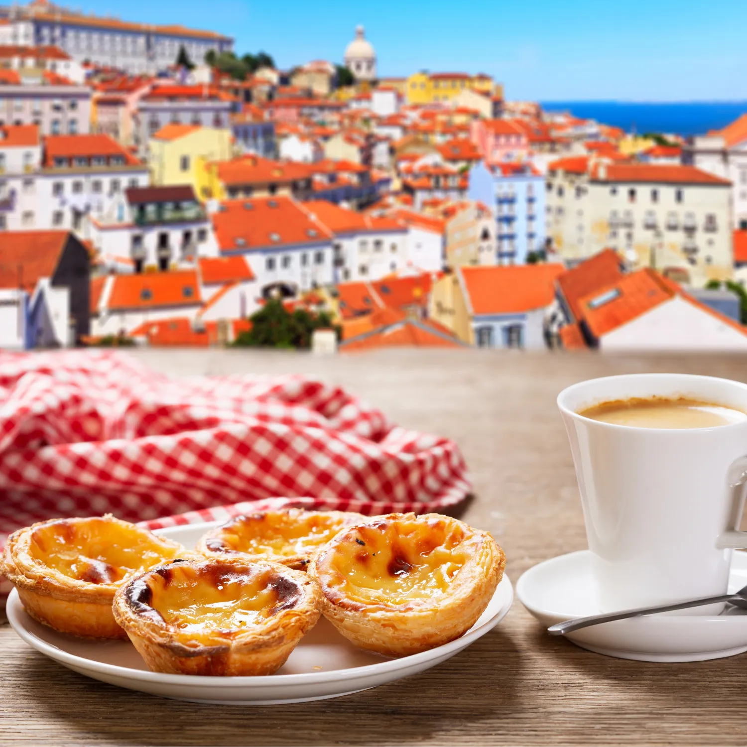 imagem do pastel de nata e um café, é a combinação perfeita para quem busca uma experiência unica gastronómica em Lisboa