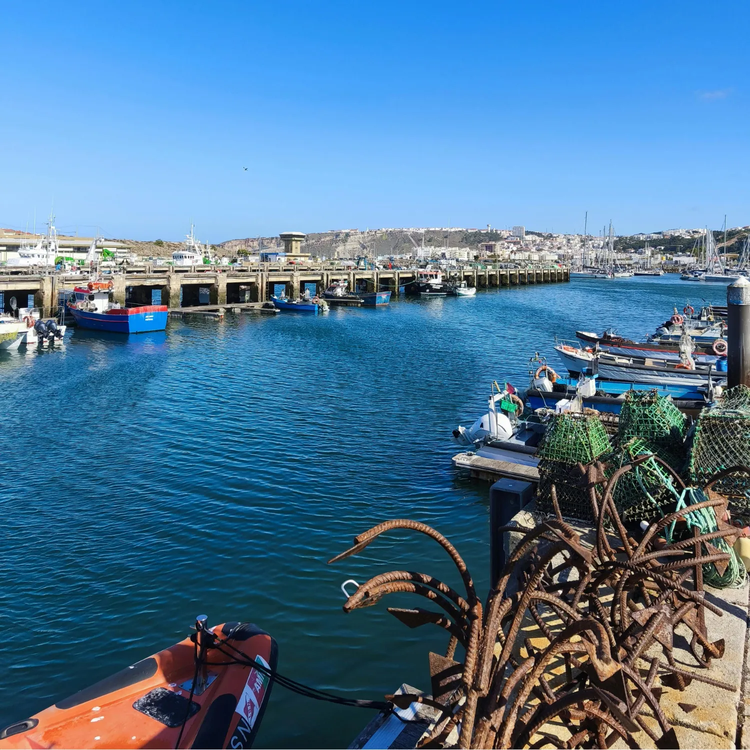 Vista panorâmica do porto de Nazaré em Portugal