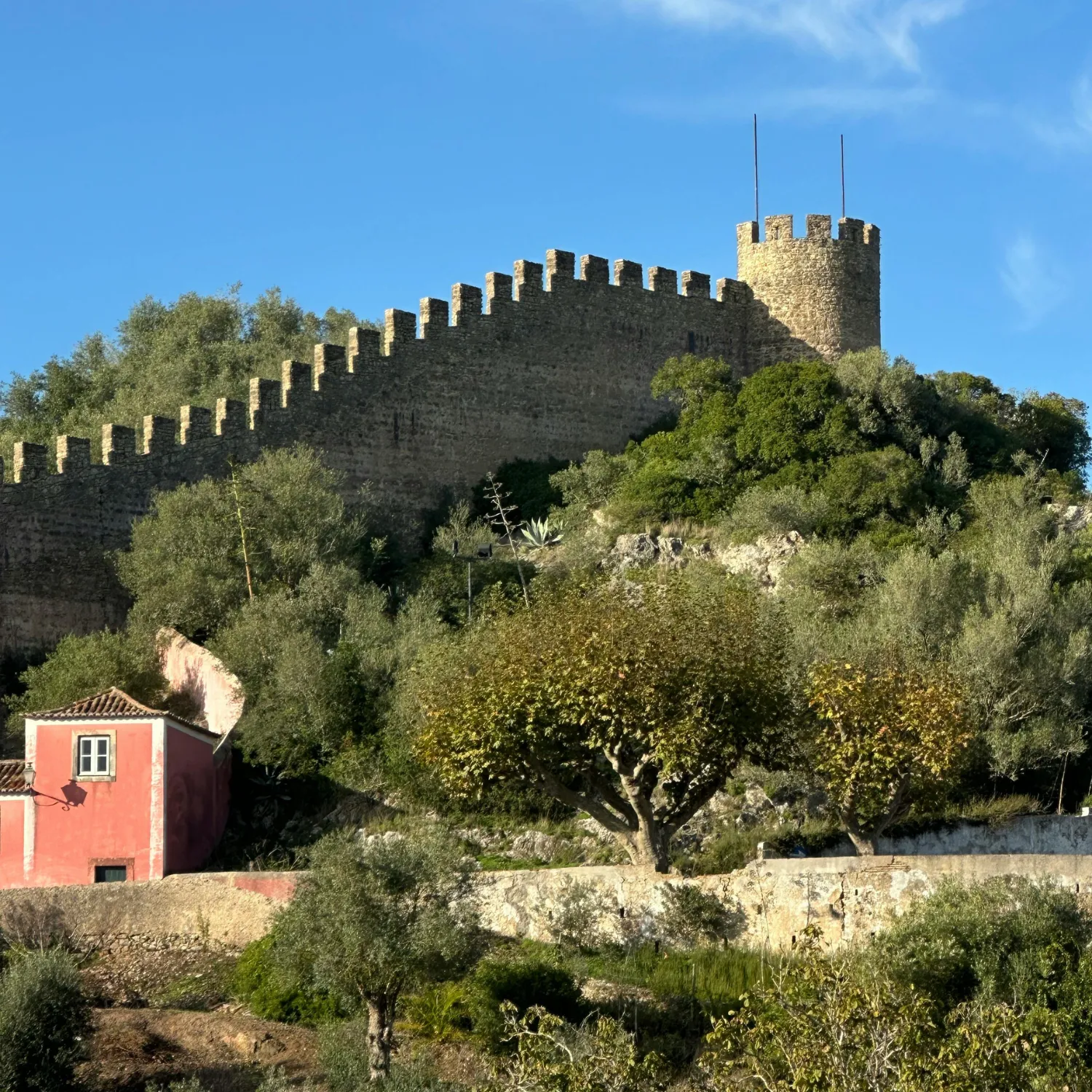 Vista panorâmica das muralhas do Castelo de Óbidos em Portugal.