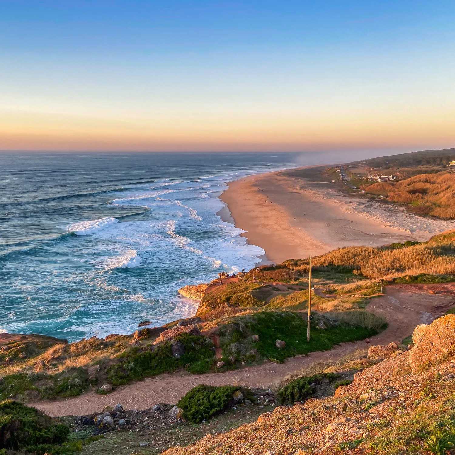 cidade de nazaré em Portugal com vista para o mar e por do sol
