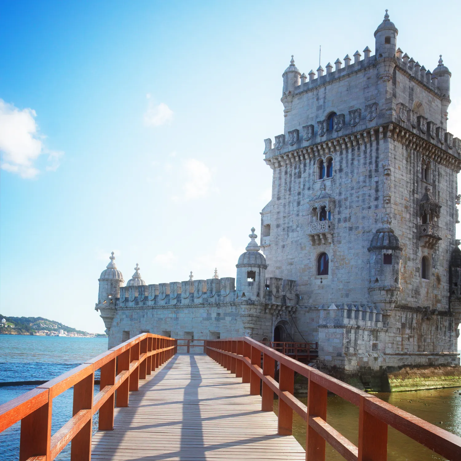 passeio em lisboa com vista da torre de Belém em lisboa, um dos pontos turísticos mais visitados por brasileiros 