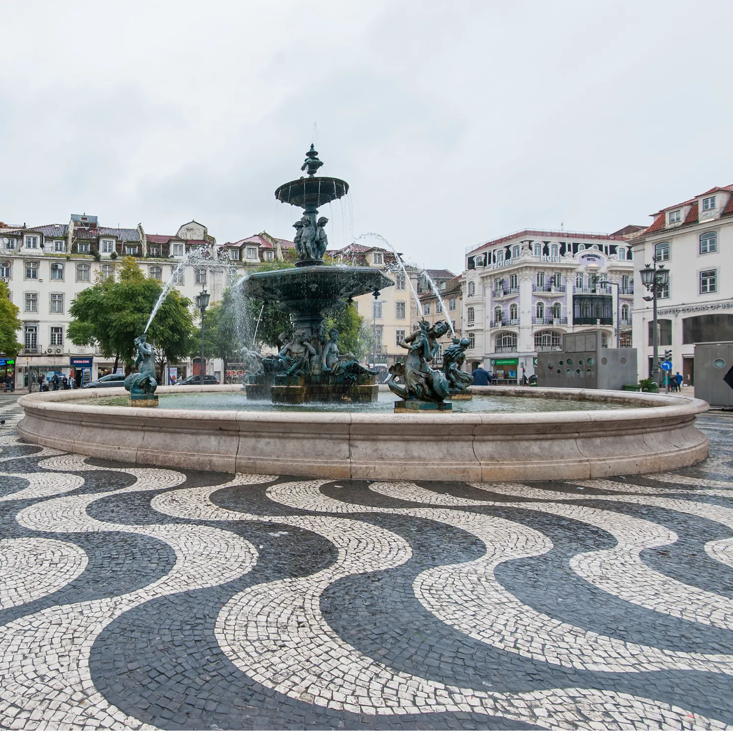 city tour para brasileiros em lisboa com visita na praça do rossio em Lisboa, um dos melhore lugares para se visitar em um tour em Portugal 