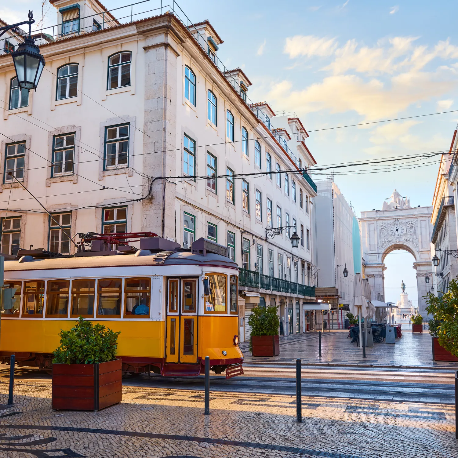 passeio em lisboa e visita da entrada da praça do comercio em Lisboa 