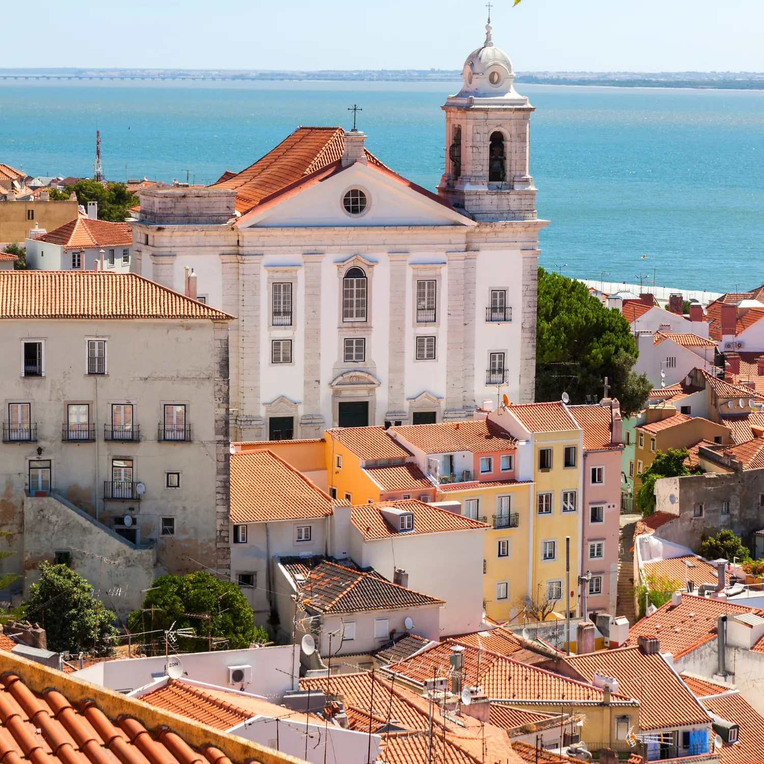 passeio em lisboa para brasileiro com paisagem panorâmica de Alfama em lisboa, Portugal 