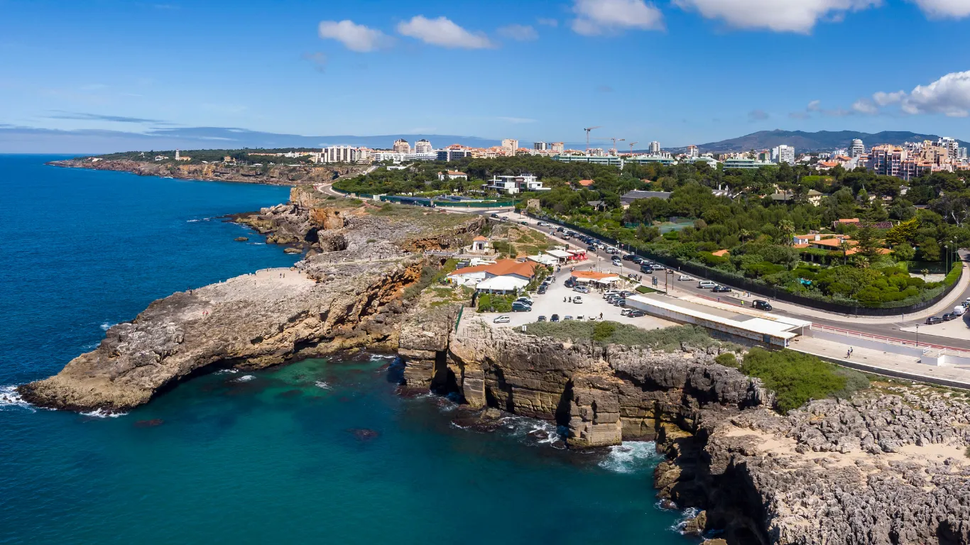 vila de cascais litoral de portugal visitado em tour sintra cabo da roca e cascais