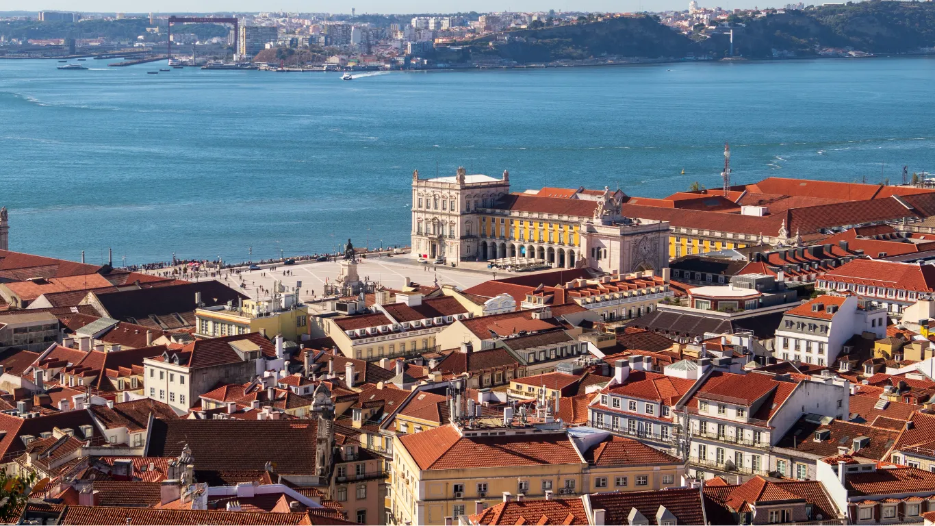 vista panorâmica de lisboa com o rio tejo e praça do comércio durante roteiro de 5 dias em portugal
