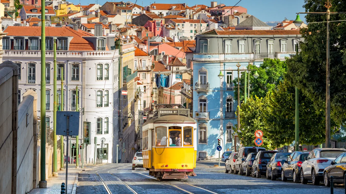 passeio no elétrico 28 com vista panorâmica em Lisboa, um passeio bem procurado por brasileiros e outros turistas