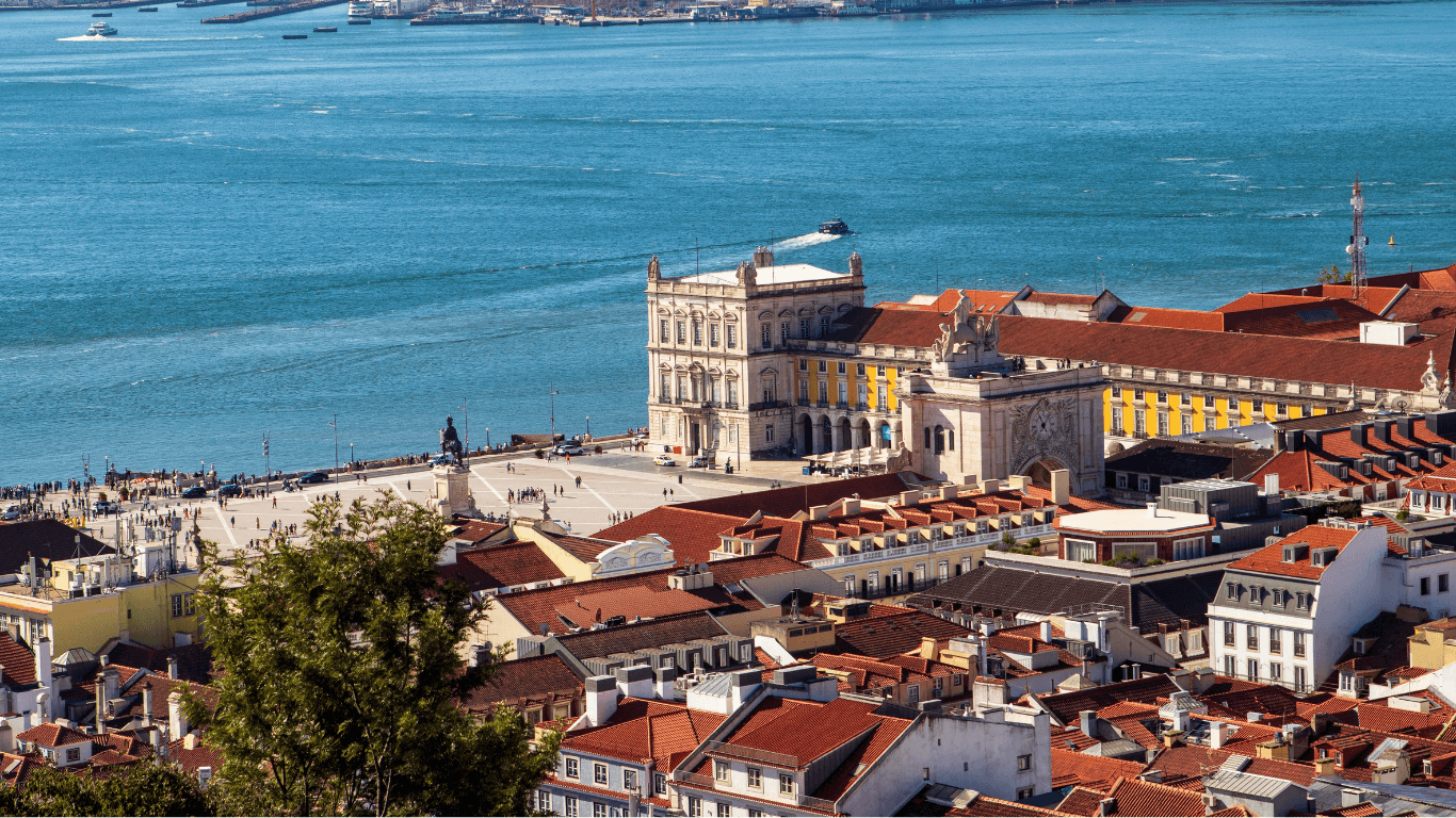 vista panorâmica de lisboa um dos ponto de partida para passeios alem de ser um dos ludares mais visitados por brasileiros em Portugal