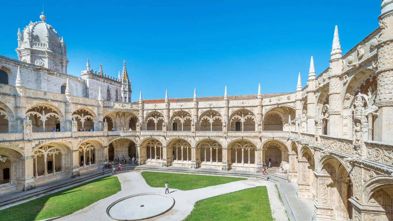 mosteiro dos jeronimos em lisboa visitado em city tour lisboa Portugal