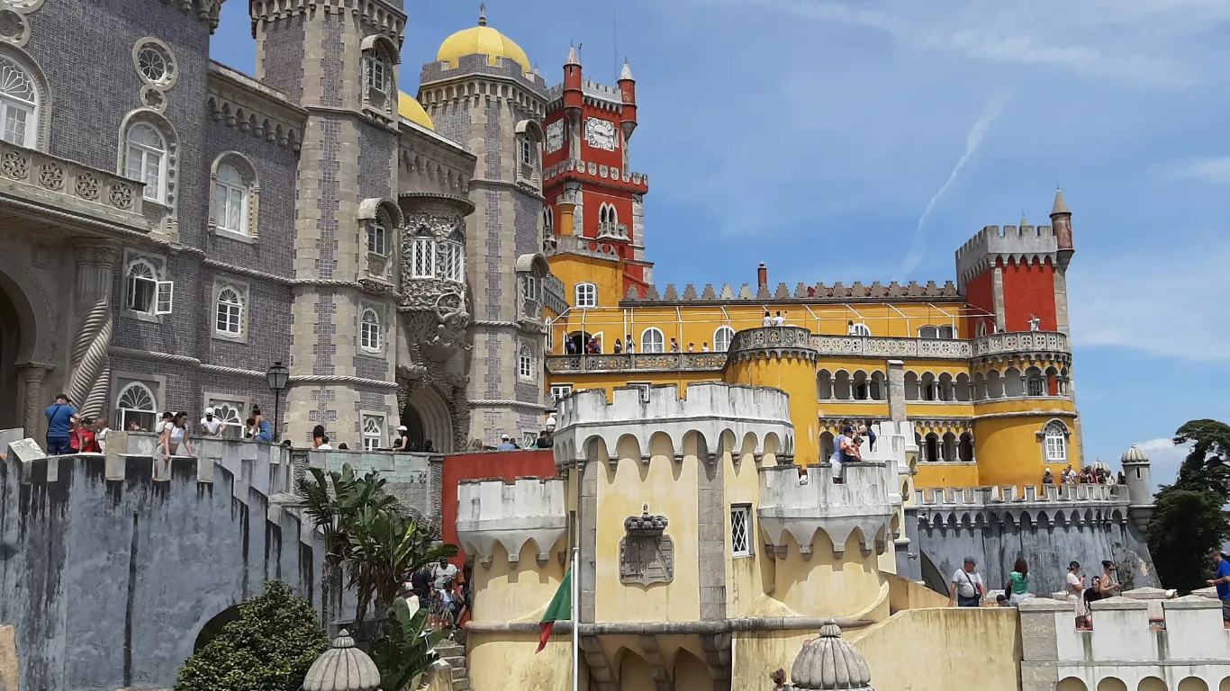 palacio da pena em sintra destino famoso em passeio saindo de lisboa