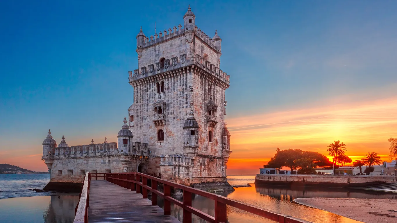 vista panorâmica onde pode ver a torre de Belém e com direito a pôr do sol em um tour completo em lisboa