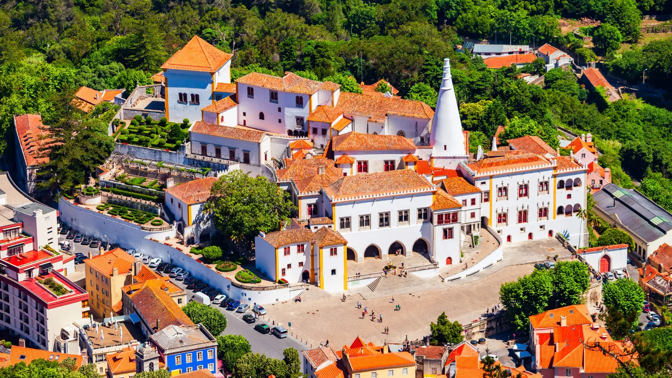 visita ao centro histórico de Sintra em um passeio que possibilita uma visita em Sintra, cabo da roca e cascais. 