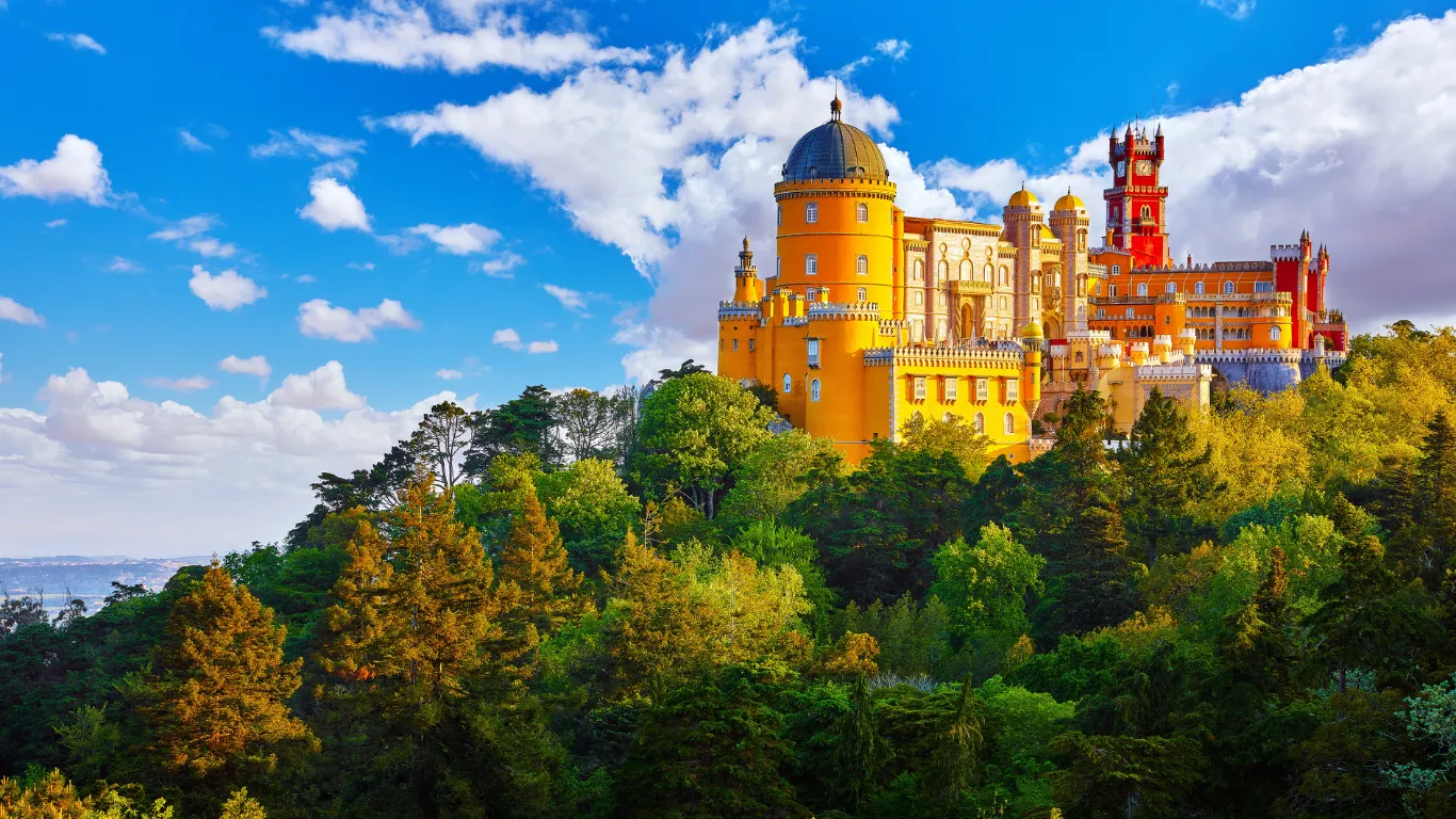 Palácio da Pena em Sintra, com suas cores vibrantes e jardins.