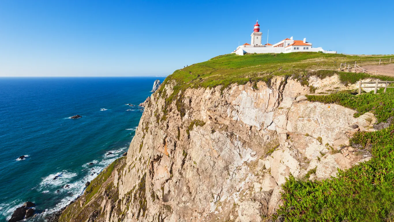 Cabo da Roca, falésias e farol, ponto mais ocidental da Europa.