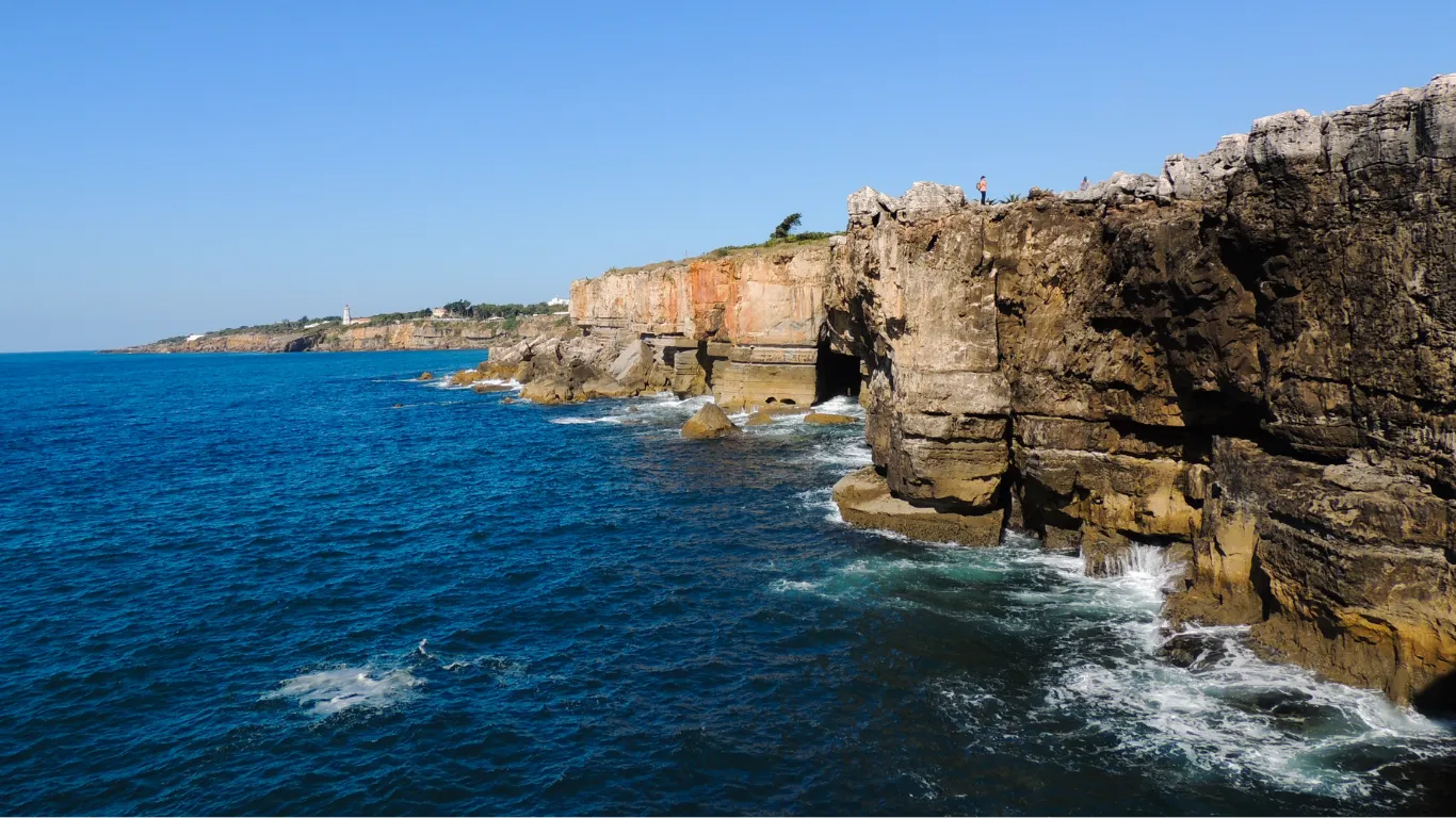 Boca do Inferno em Cascais, ondas batendo nas rochas.